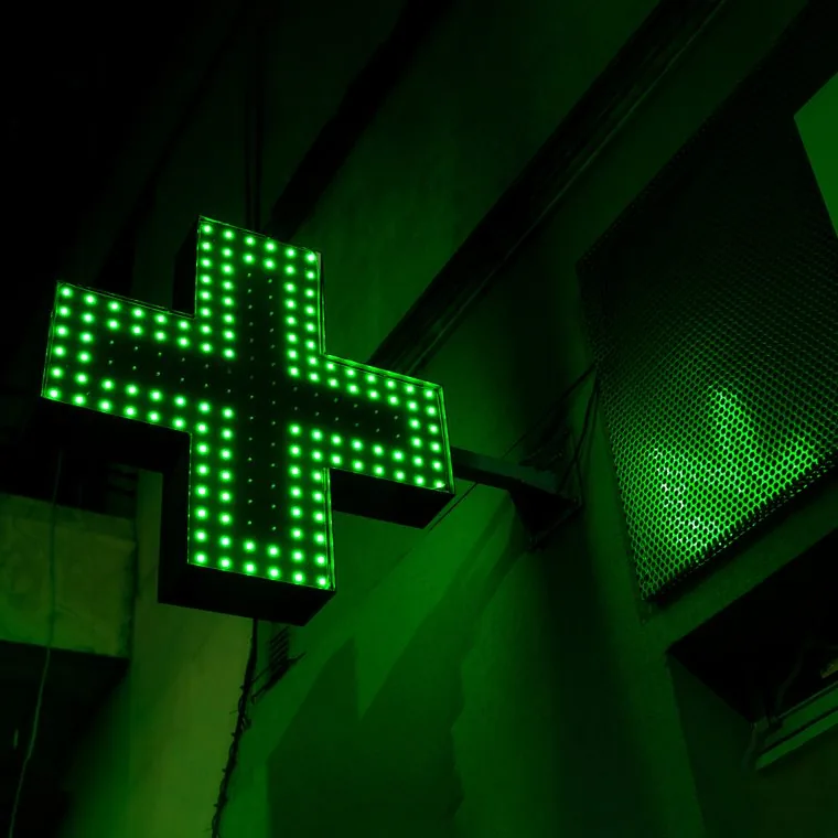 Cruz verde de farmacia iluminada