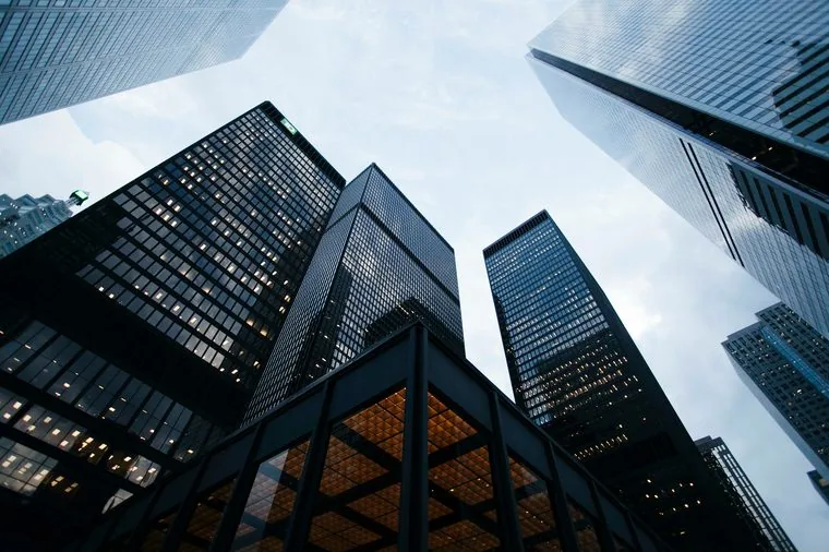 Edificios de oficinas vistos desde abajo